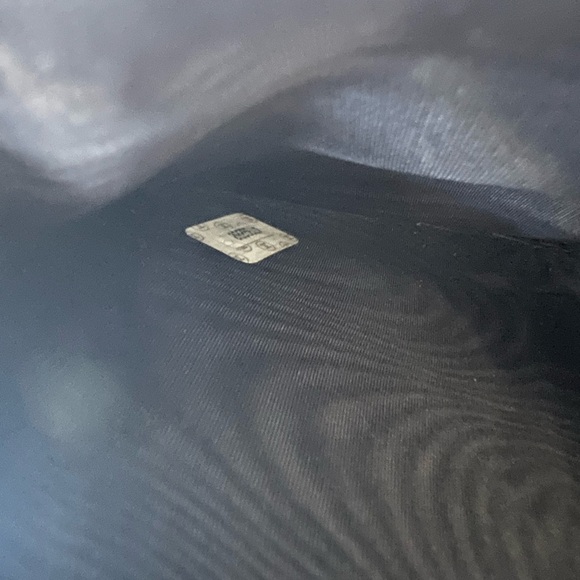 Vintage CHANEL bi-fold compact wallet in black leather with kisslock coin pocket - Picture 7 of 7